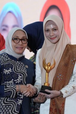 Diserahkan Menteri PPPA, Ketua TP PKK Pekanbaru Raih Penghargaan Nasional Pendidikan dan Literasi