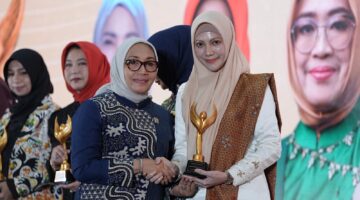 Diserahkan Menteri PPPA, Ketua TP PKK Pekanbaru Raih Penghargaan Nasional Pendidikan dan Literasi